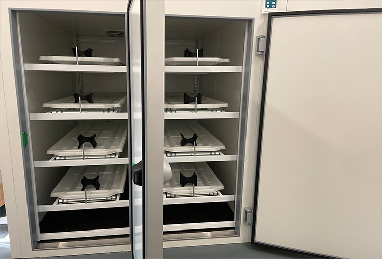 Adjustable fridge racking in unit